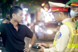 Tài xế vi phạm nồng độ cồn bỏ lại xe, nói  ' về nhà lấy phương tiện khác chở vợ đi trực ' 