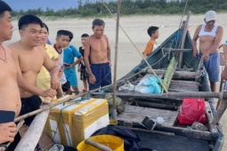 Ngư dân mất tích bí ẩn, chỉ còn lại chiếc thuyền trôi dạt vào bờ