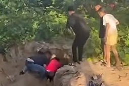 Tin tức trong ngày - Tài xế và khách du lịch cứu bé trai bị cát vùi ở Côn Đảo