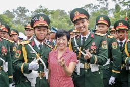 MC Thảo Vân xúc động khi gặp các chiến sĩ từ Sóc Trăng, Kiên Giang...