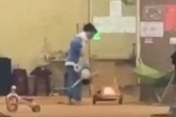 Tin tức trong ngày - Vì sao mẹ bé 16 tháng tuổi bị bạo hành viết đơn bãi nại cho chị dâu?