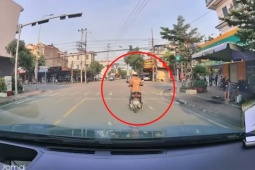Clip: “Ninja” đi xe máy dừng khi đèn xanh, lại rẽ trái lúc đèn đỏ