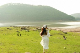 Điểm đến cách Hà Nội 80km có thác nước mát lạnh, bãi cỏ rộng mênh mông