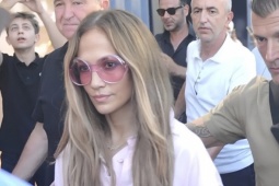 Jennifer Lopez bị từ chối vào cửa hàng Chanel