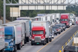 Kinh doanh - Tài xế ở Mỹ bị phạt vì không biết nói tiếng Anh