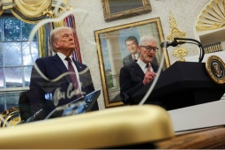 Apple "cầu hòa" với tổng thống Trump bằng kỷ niệm chương làm từ vàng 24K