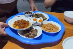 Ẩm thực - Cháo lạ ở Quảng Ninh ăn kèm cả chục món ngon, bày biện như mâm cỗ