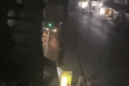Tin tức trong ngày - Xe taxi tông thẳng vào nhóm người đứng trên đường sau mâu thuẫn