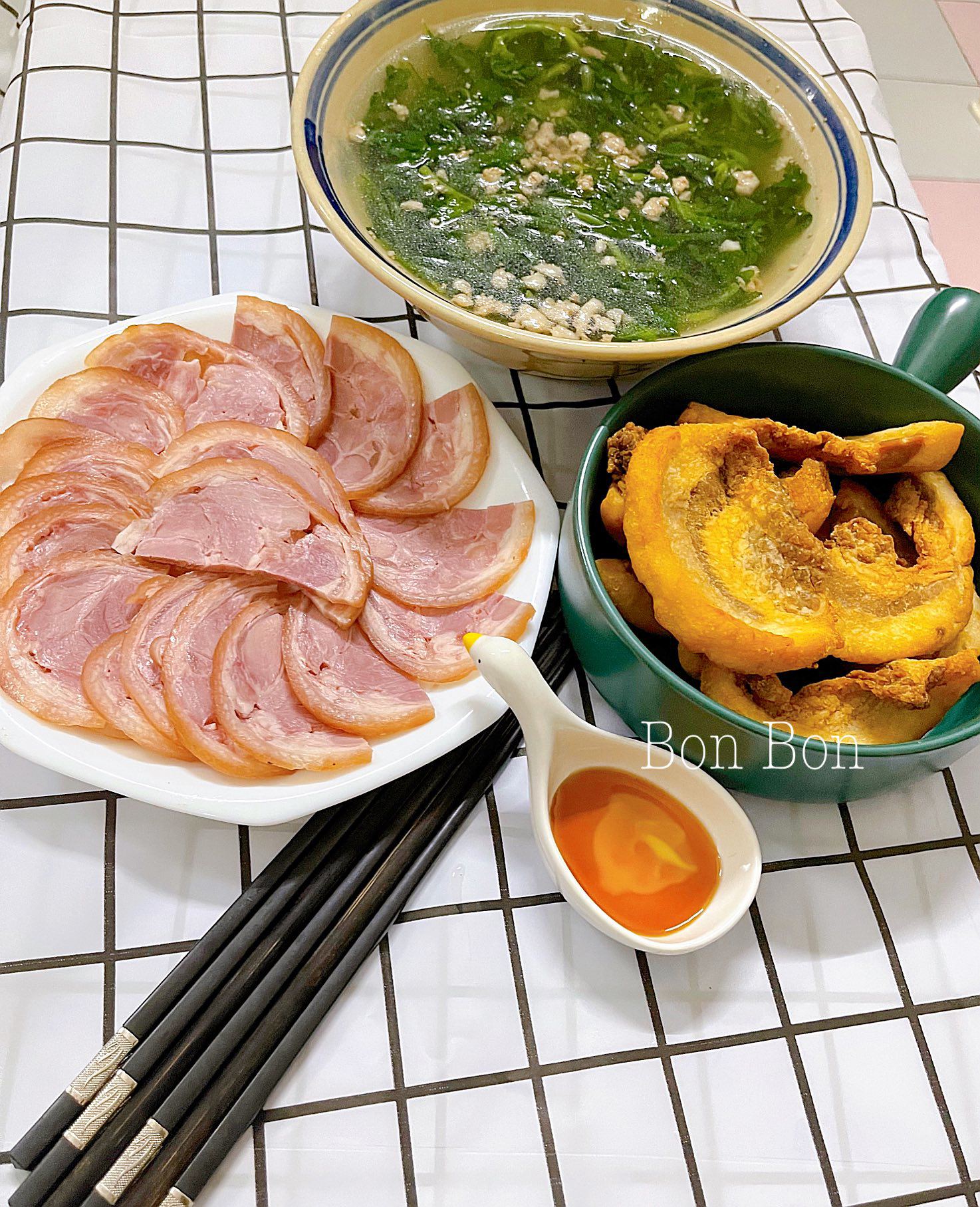 Canh rau cải nấu thịt - Chân giò hun khói - Tóp mỡ chiên