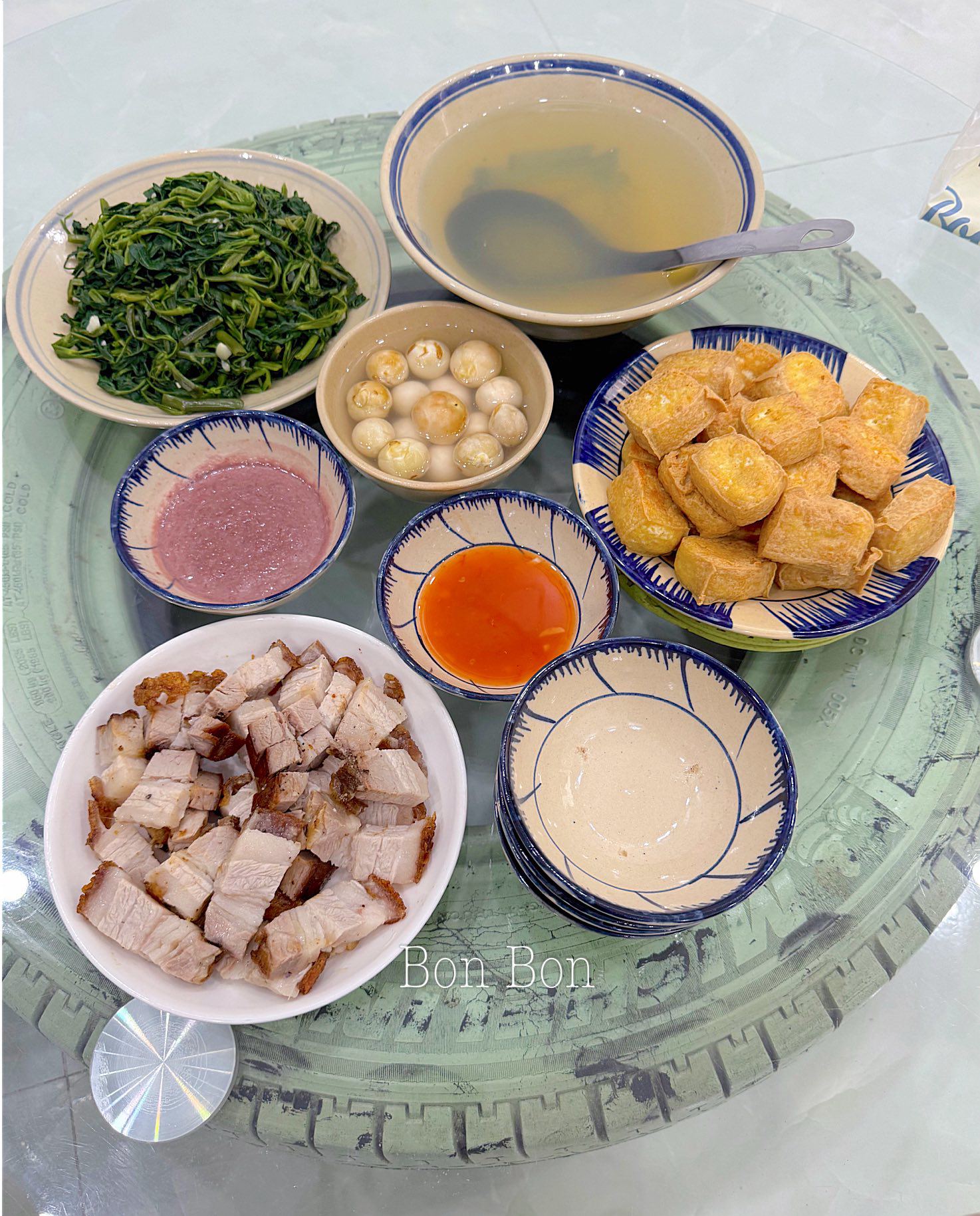 Thịt quay - Đậu rán - Rau muống luộc