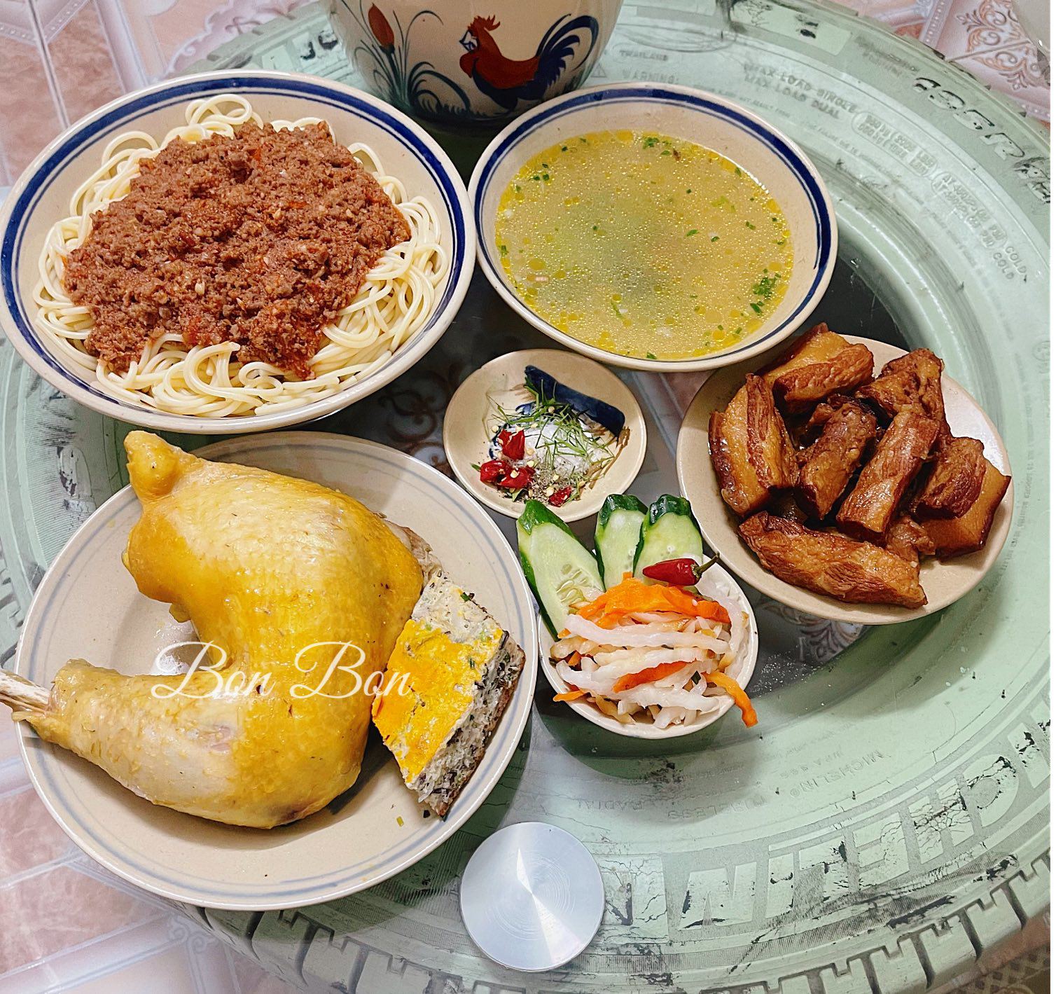 Mì bò băm - Gà luộc - Thịt kho tàu