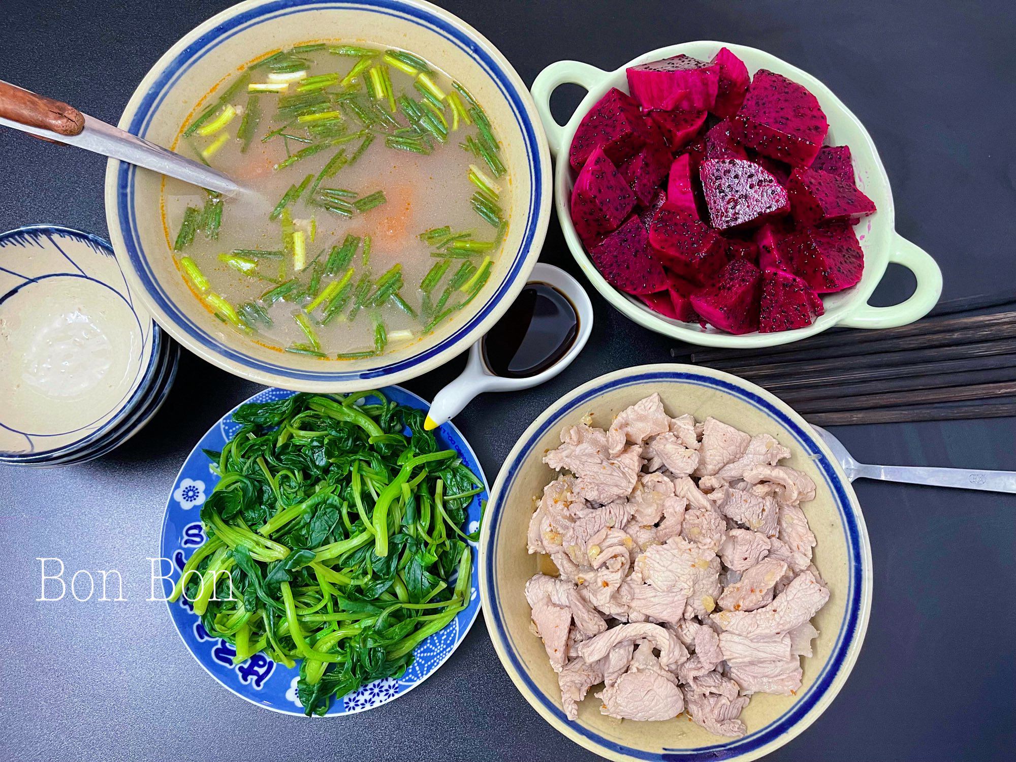 Thịt thăn trộn mắm tỏi - Canh chua nấu thịt băm - Rau cải luộc - Thanh long đỏ