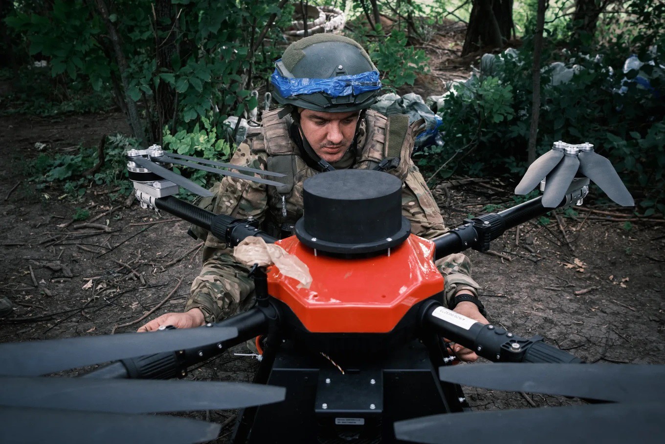 Lính Ukraine chuẩn bị phóng UAV (ảnh: Kyiv Independent)