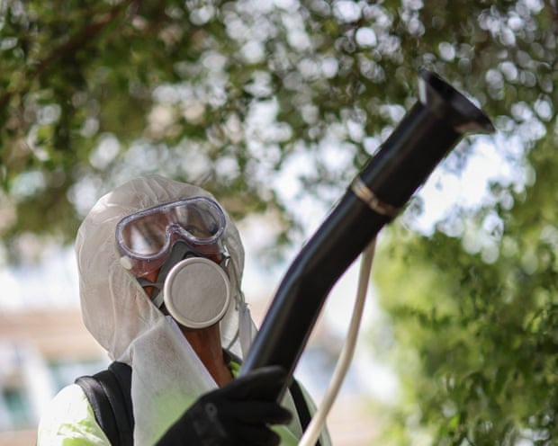 Một nhân viên phun thuốc diệt muỗi ở Trung Quốc trong bối cảnh phát hiện ca nhiễm bệnh Chikungunya. Ảnh: Reuters