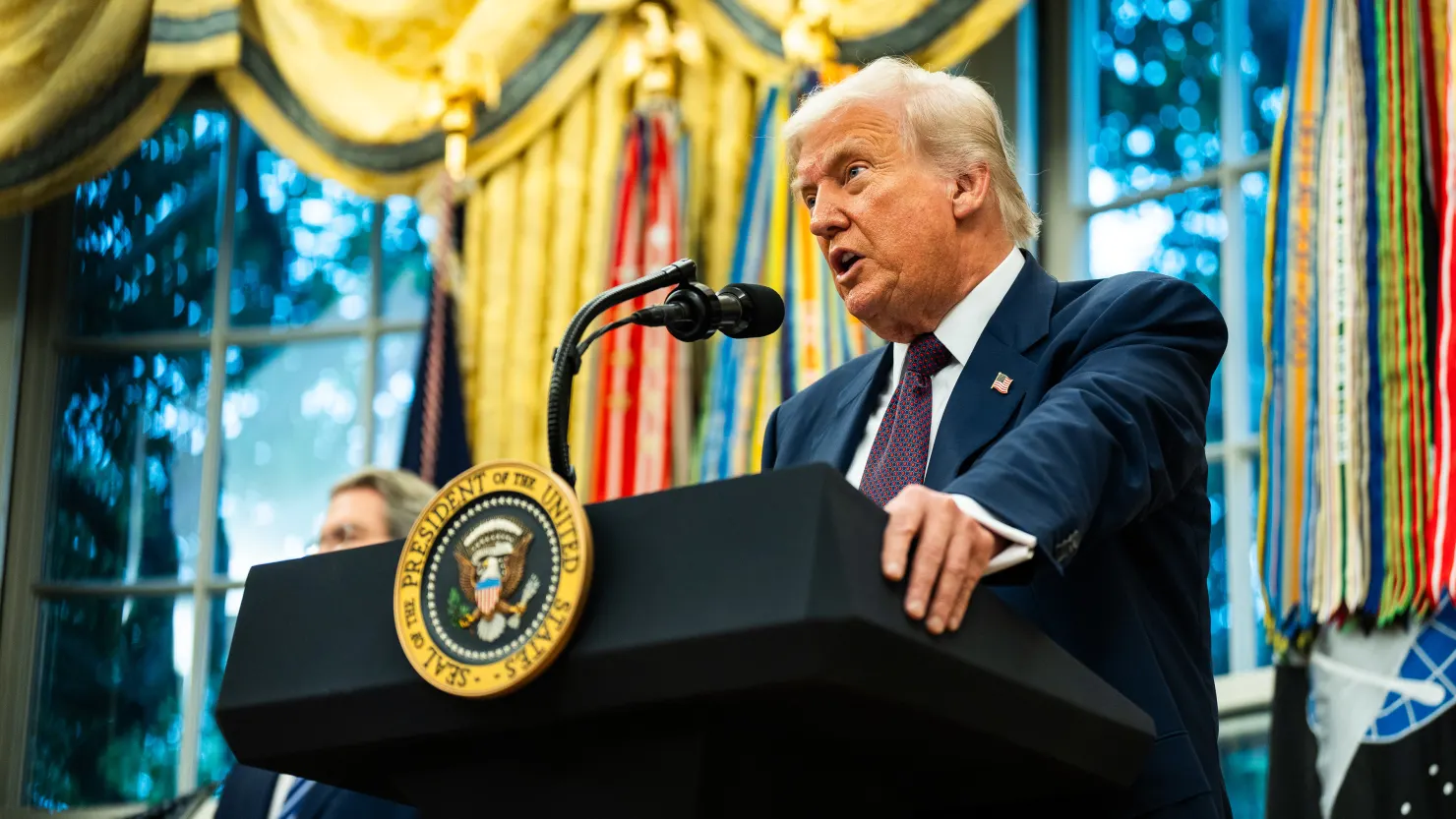 Các “ông lớn” chip toàn cầu xoay xở thế nào trước đòn thuế 100% của ông Trump? - 1