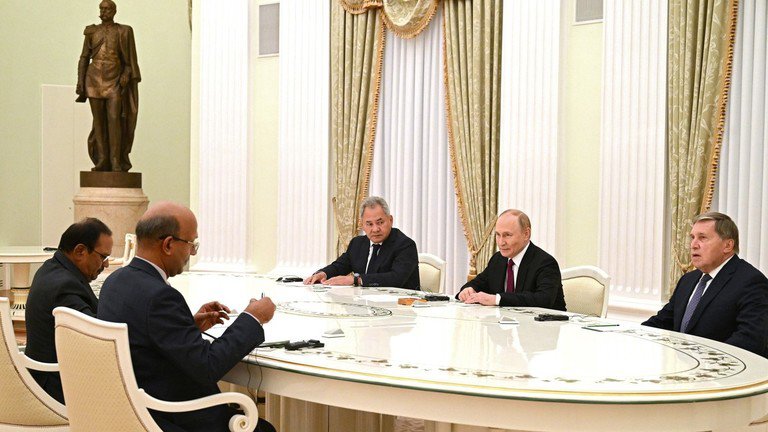 Ông Putin gặp cố vấn an ninh quốc gia Ấn Độ Ajit Doval ở Moscow vào ngày 7/8. Ảnh: Điện Kremlin/RT.