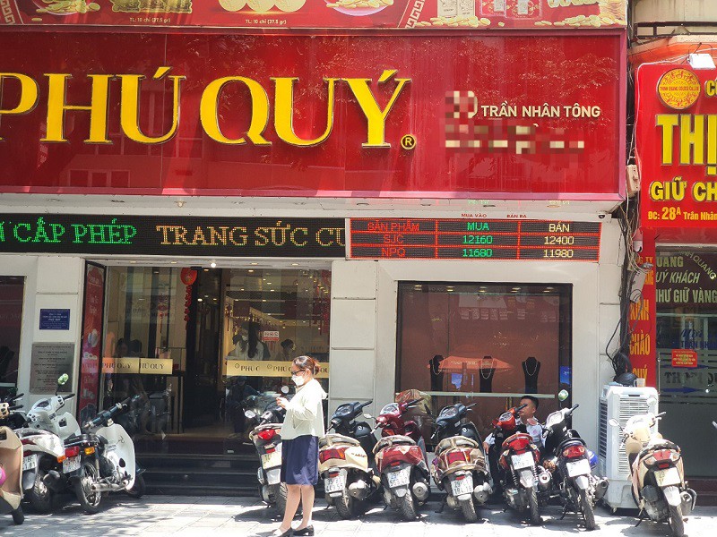 Hôm nay không còn cảnh xếp hàng dài mua bán trên một số cửa hàng vàng lớn.