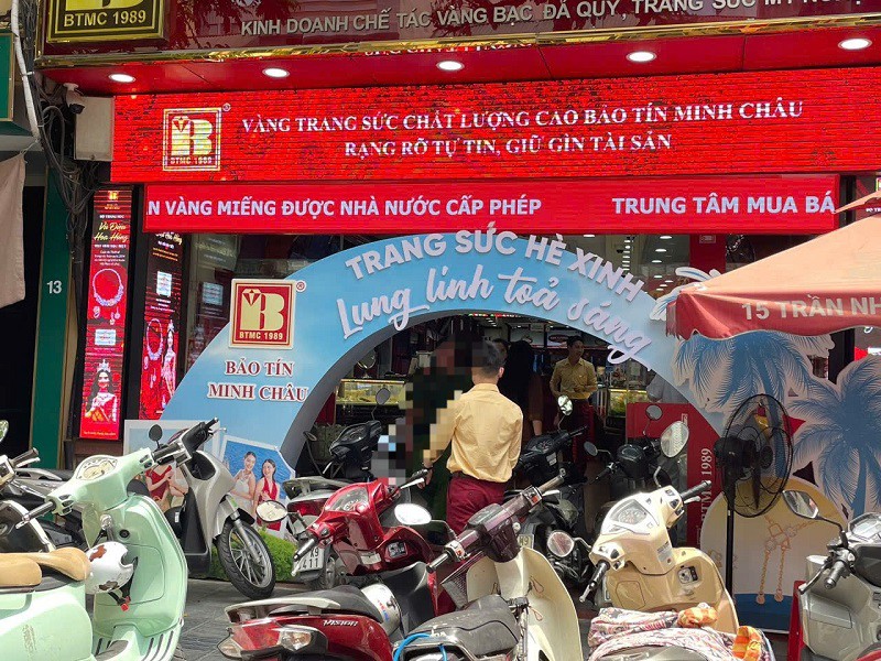 Cảnh mua bán trên phố vàng khá vắng vẻ, không còn cảnh xếp hàng như trước.