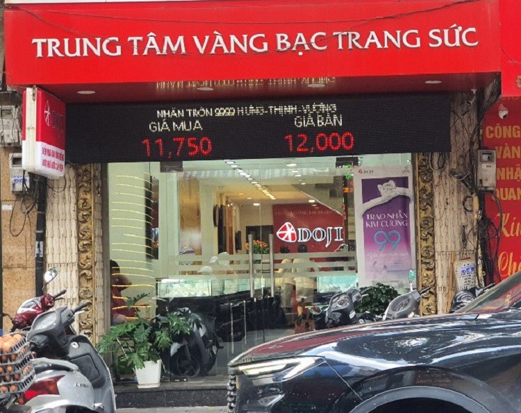 Cửa hàng Doji hầu như không có khách vào giao dịch tại thời điểm này.