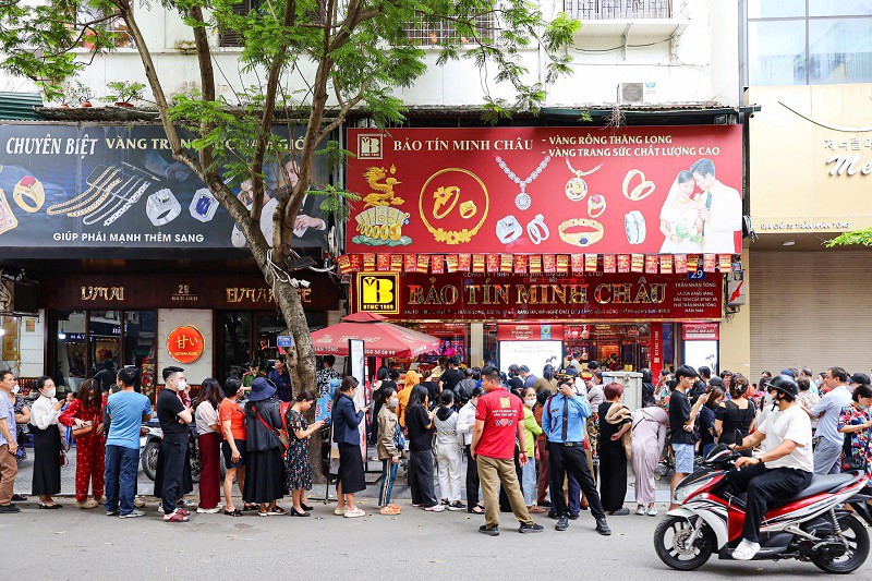 Cảnh tượng xếp hàng mua vàng vào giữa tháng 4/2025.