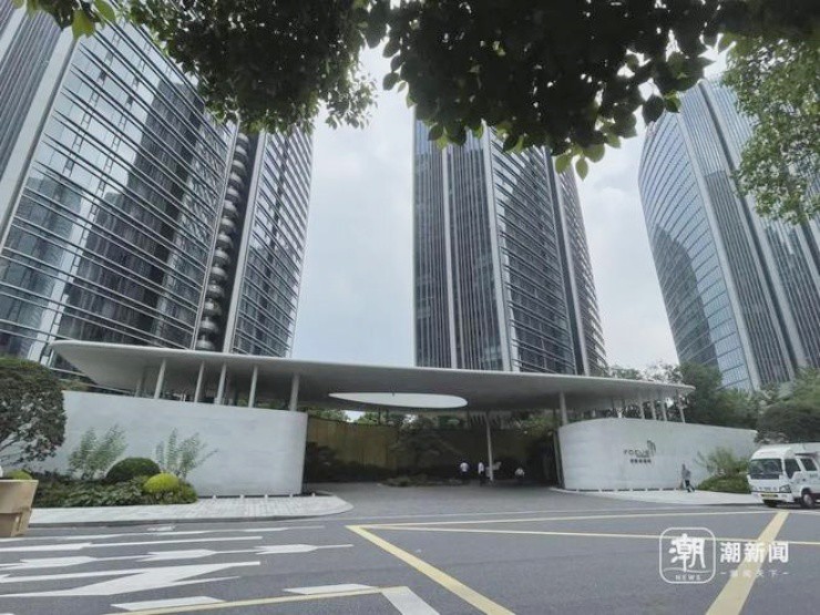 Khu chung cư cao cấp bỏ “núi tiền” thuê ô che nắng cho cây - 2