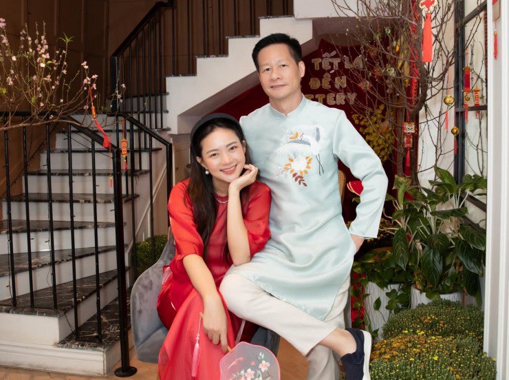 Phan Như Thảo bên cạnh chồng doanh nhân.