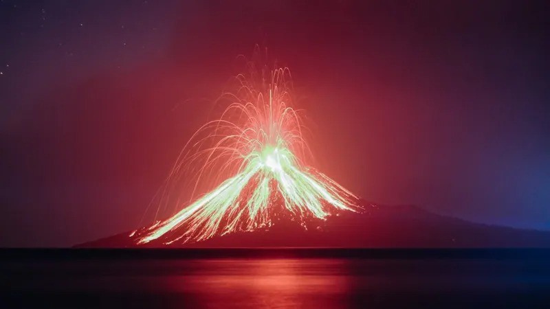 Núi lửa Anak Krakatau trong một lần phun trào. Ảnh: Getty