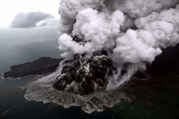 Núi lửa Anak Krakatau phun trào ngày 22/12/2018. Ảnh: AFP