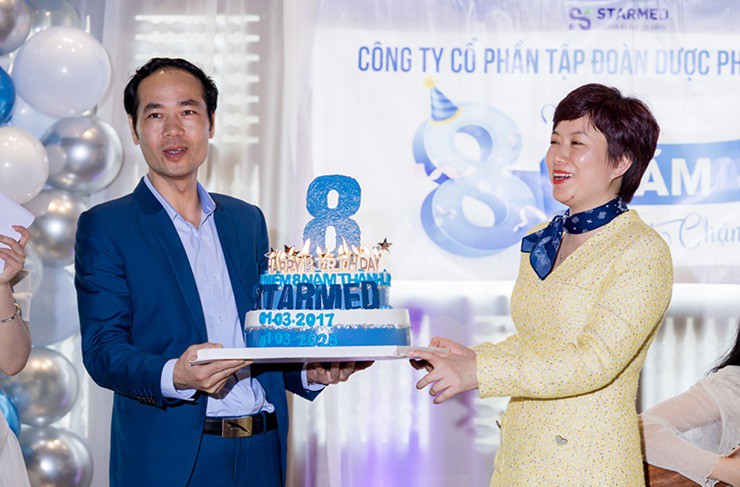 Ông Đặng Ngọc Sơn (trái)&nbsp;sinh năm 1980 giữ vị trí lãnh đạo ở các doanh nghiệp trong hệ sinh thái Starmed Group