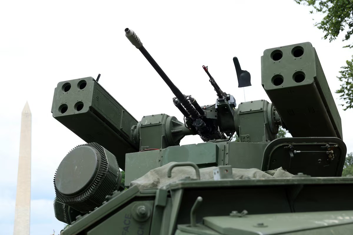 Một chiếc xe bọc thép Stryker của Mỹ đậu gần Đài tưởng niệm Washington trong cuộc duyệt binh ngày 14/6 (ảnh: Reuters)