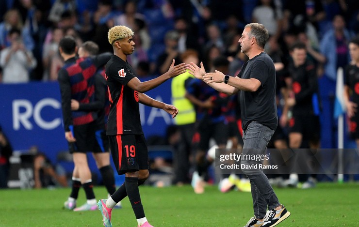 HLV Hansi Flick cũng bị UEFA phạt nặng