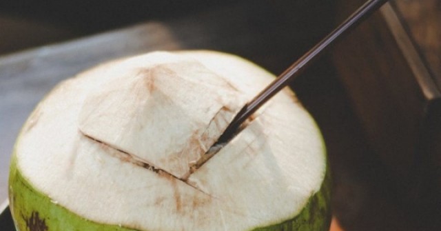 Nước dừa giải nhiệt mùa nóng: Tốt nhưng không phải ai cũng nên uống