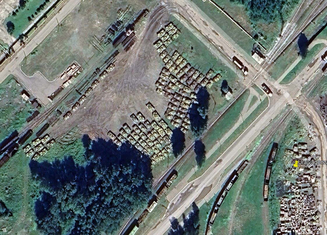 Các xe tăng T-72A xuất hiện bên ngoài khuôn viên nhà máy UVZ. Ảnh: Euromaidan Press/X.