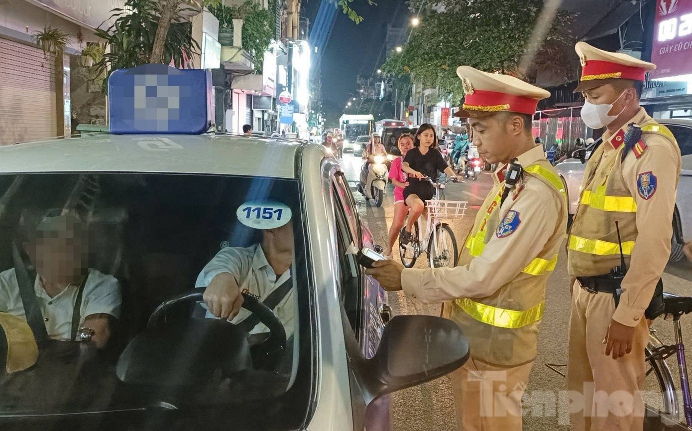 Tổ công tác kiểm tra nồng độ cồn nữ tài xế, xe taxi...