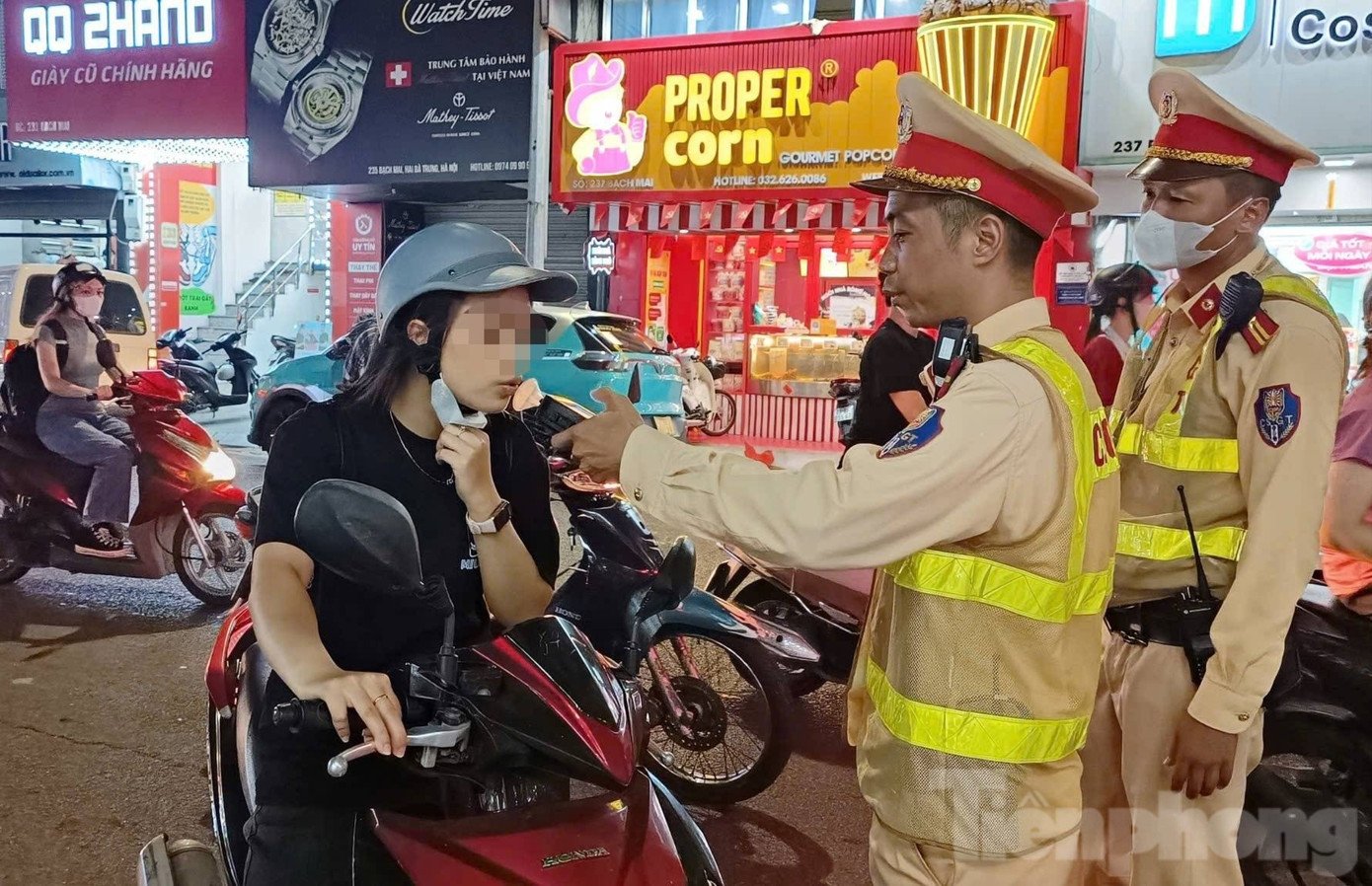 Tài xế vi phạm nồng độ cồn bỏ lại xe, nói &#39;về nhà lấy phương tiện khác chở vợ đi trực&#39; - 7