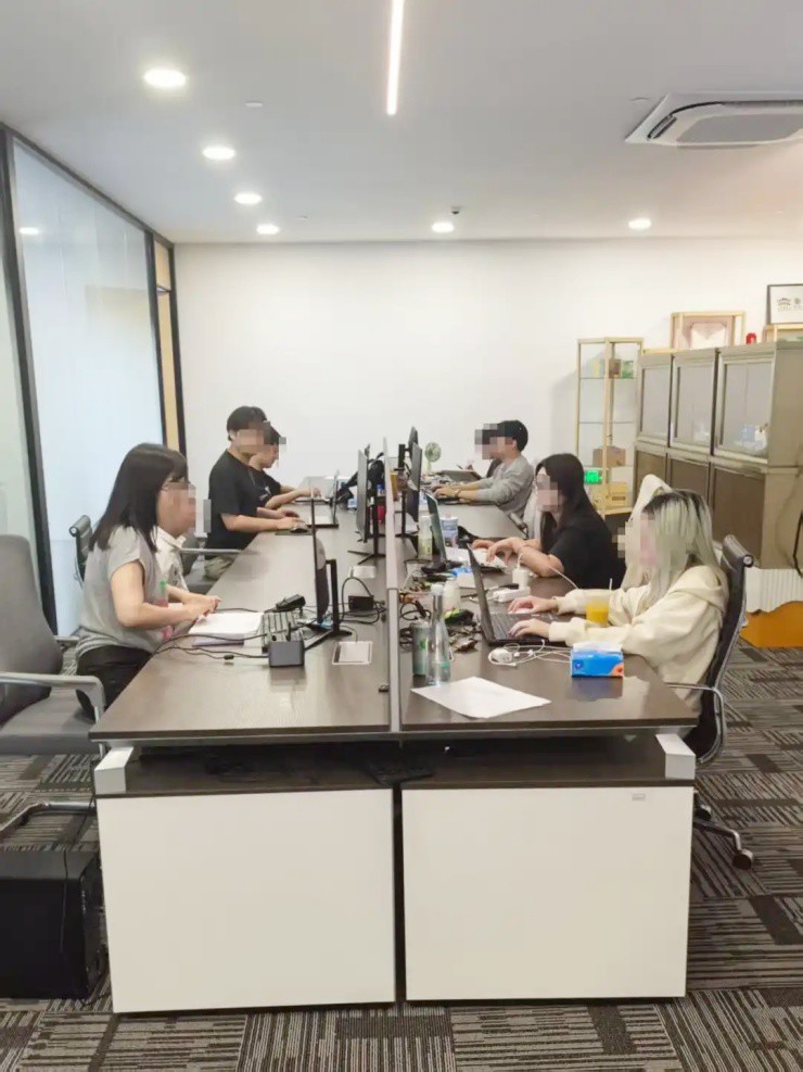Đi làm công ty, nhân viên phải trả tiền ngược cho sếp hàng ngày - 1