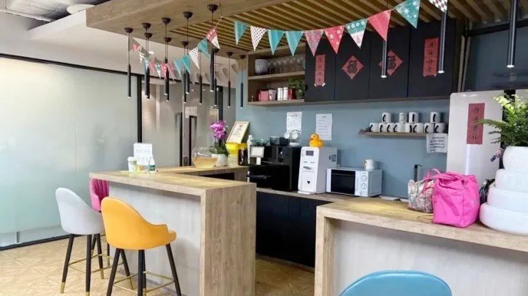 Đi làm công ty, nhân viên phải trả tiền ngược cho sếp hàng ngày - 4