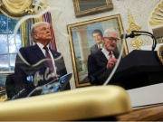 Apple "cầu hòa" với tổng thống Trump bằng kỷ niệm chương làm từ vàng 24K