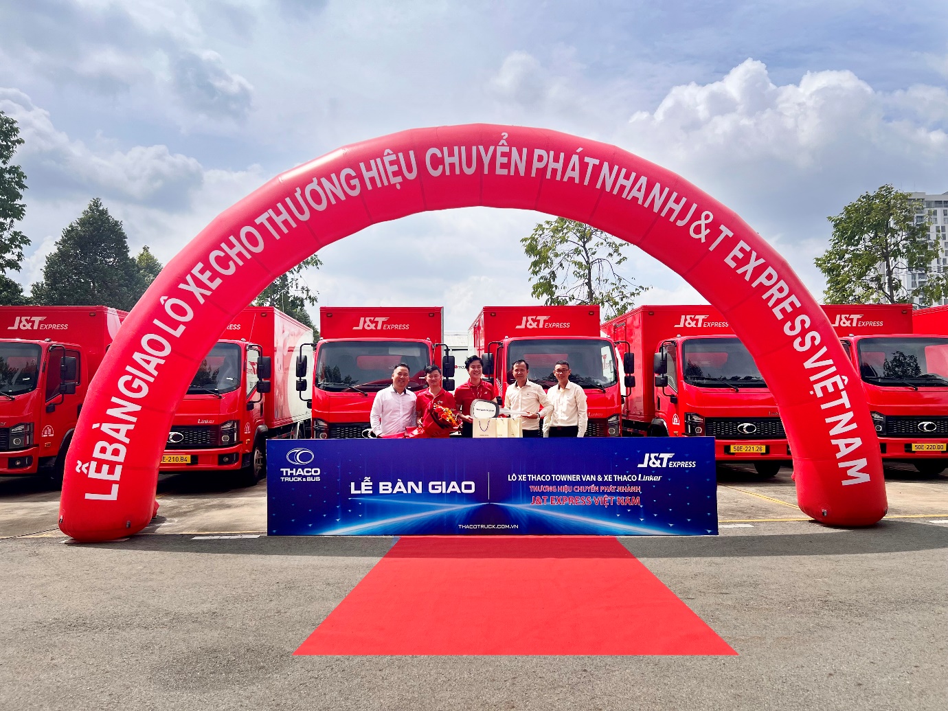 Đại diện hai doanh nghiệp trong lễ bàn giao xe