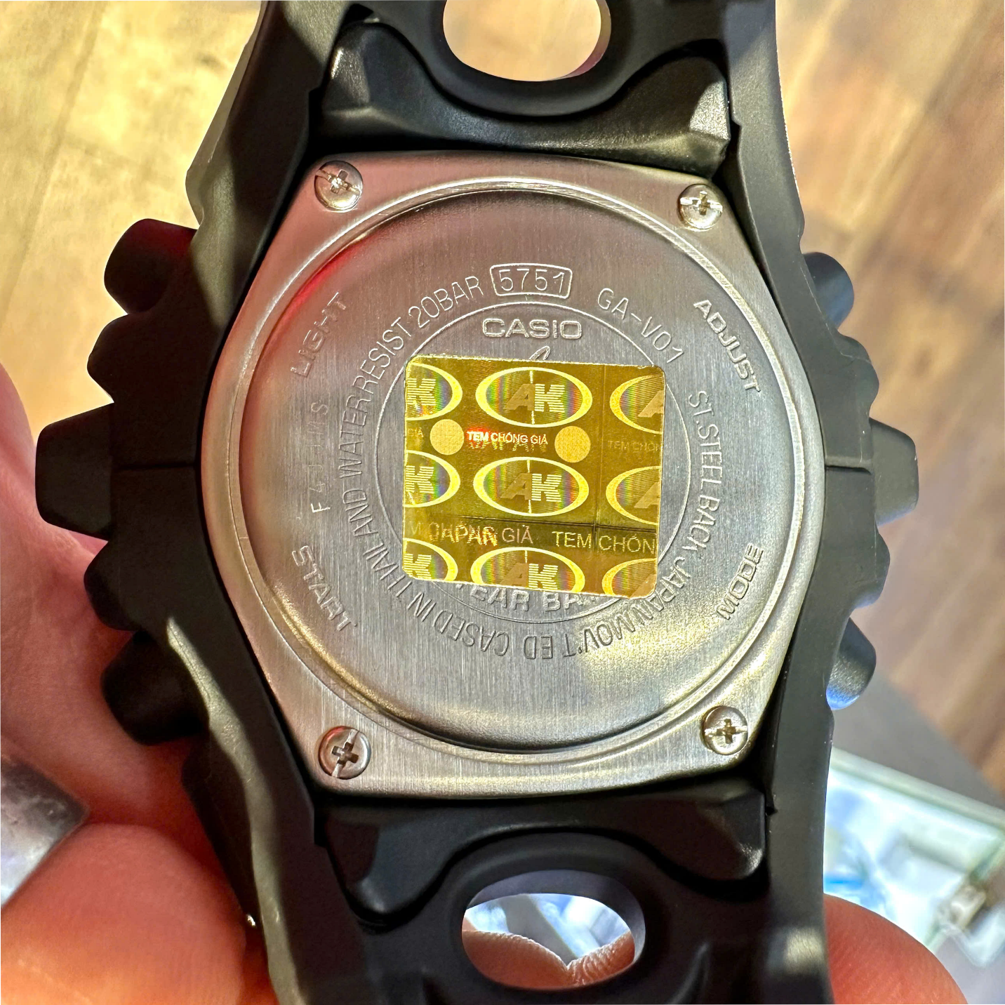 Tem vàng chính hãng Anh Khuê Watch phía sau đồng hồ (Ảnh: Anh Khuê Watch – Casio Watch Vietnam).