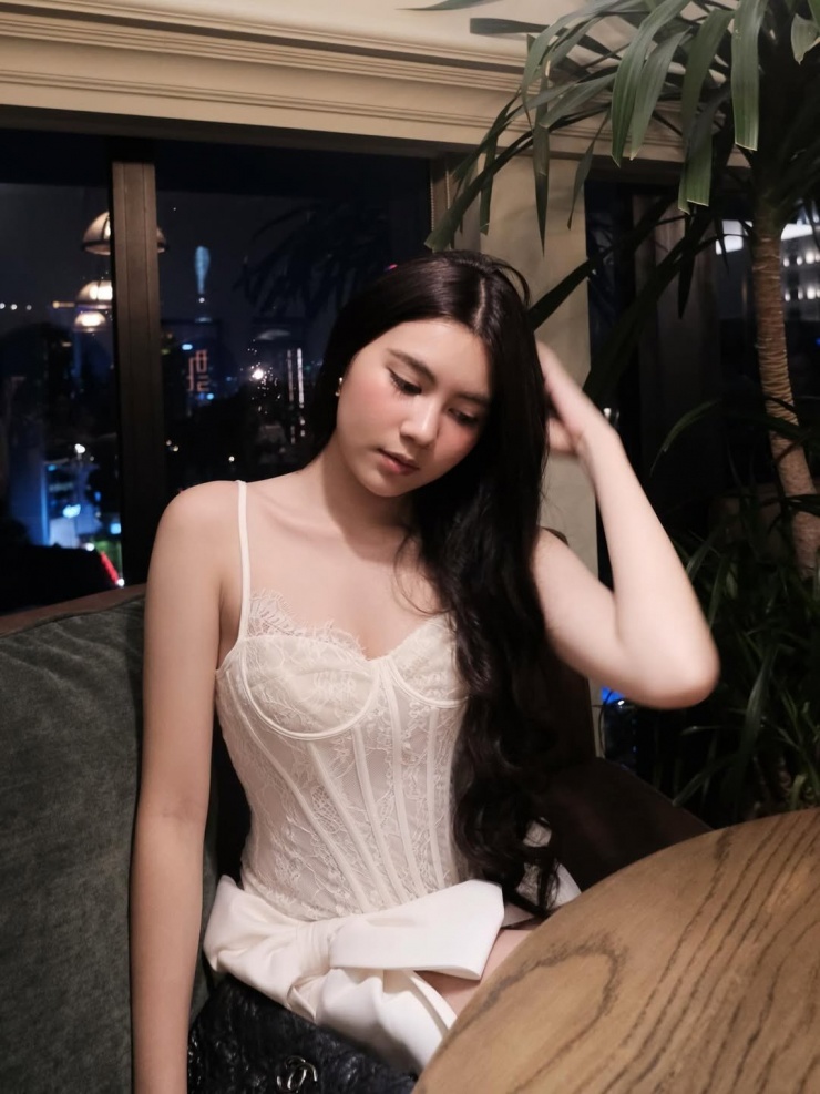 Mai Thảo Ngọc, hay còn được biết đến với tên gọi thân mật Hạt Dẻ, con gái út của MC Quyền Linh, ngày càng gây ấn tượng với vẻ ngoài xinh đẹp và phong cách trưởng thành. Mới đây, cô nàng đã 'đốn tim' cộng đồng mạng khi chia sẻ loạt ảnh khoe nhan sắc ở tuổi 17 đầy cuốn hút.