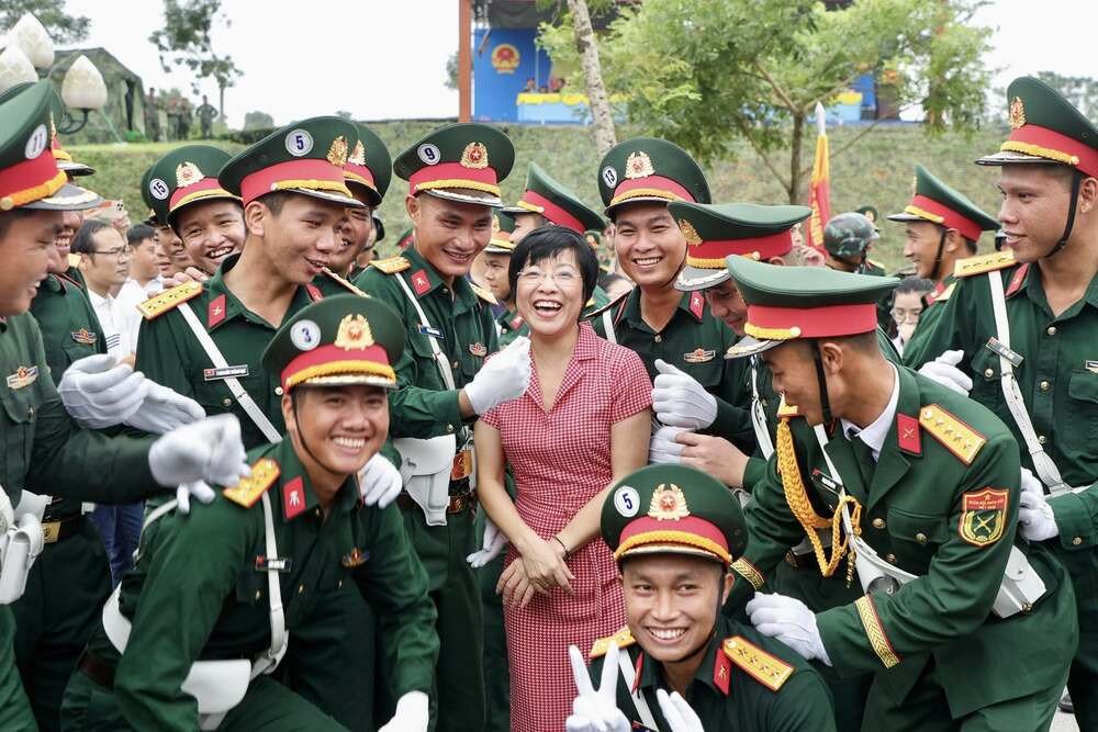 MC Thảo Vân xúc động khi gặp các chiến sĩ từ Sóc Trăng, Kiên Giang... - 2