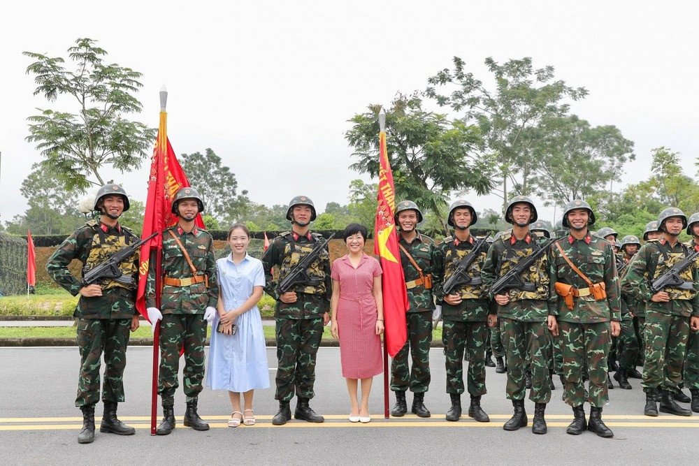 Những hình ảnh các chiến sĩ vui vẻ sau giờ tập luyện khiến người xem xúc động, dâng trào cảm xúc.&nbsp;