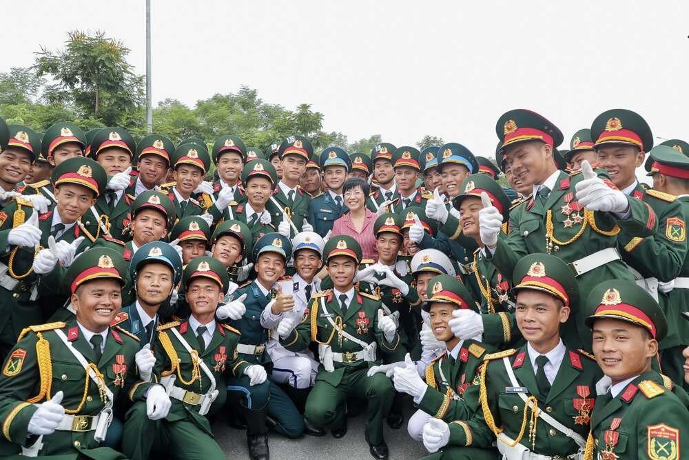 MC Thảo Vân xúc động khi gặp các chiến sĩ từ Sóc Trăng, Kiên Giang... - 5