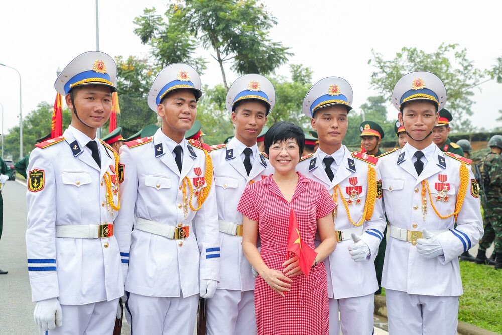 MC Thảo Vân xúc động khi gặp các chiến sĩ từ Sóc Trăng, Kiên Giang... - 6