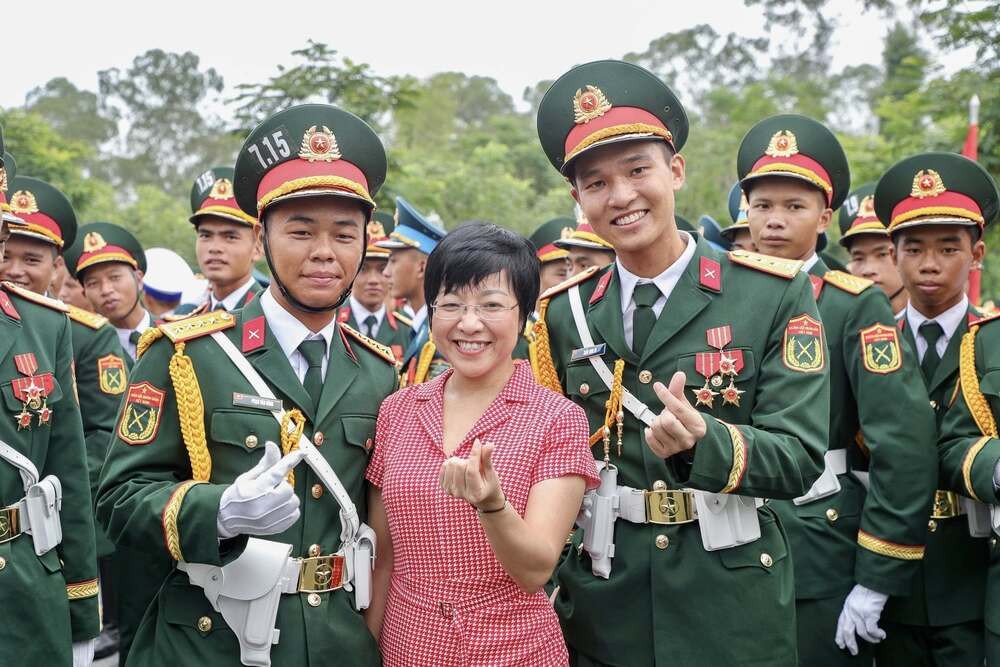 MC Thảo Vân xúc động khi gặp các chiến sĩ từ Sóc Trăng, Kiên Giang... - 7