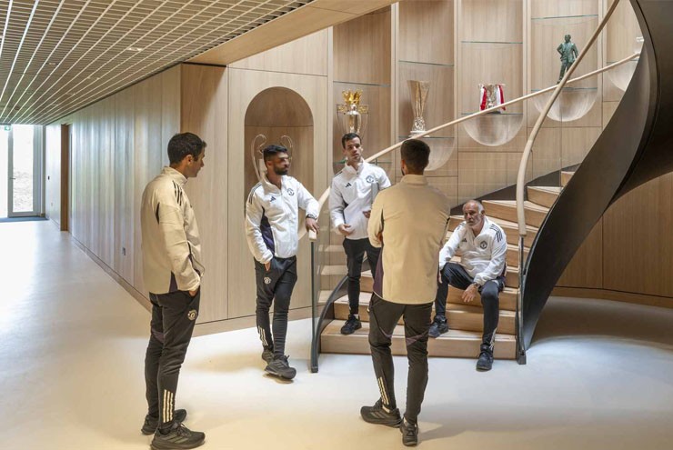 MU đại tu Carrington ngốn 1763 tỷ đồng, tỷ phú Ratcliffe "nghe lời" Ronaldo - 6