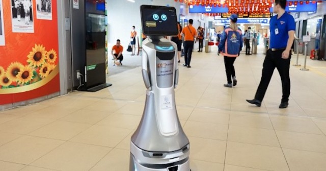 Robot lễ tân lần đầu phục vụ tại metro TP HCM
