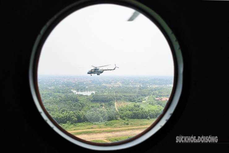 Từ ô cửa sổ trực thăng quân sự, vùng đất phía Tây Hà Nội hiện ra thanh bình và hùng vĩ, với hồ Đồng Mô trong veo, rừng xanh ngút ngàn, dãy Ba Vì ẩn hiện trong mây và những cung đường uốn lượn như dải lụa mềm.