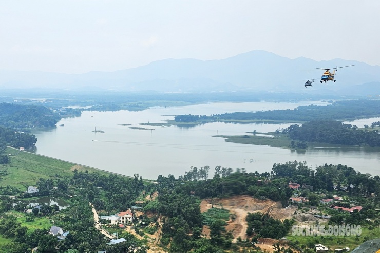 Những chiếc trực thăng bay theo các biên đội vượt qua vùng trời Đồng Mô, Hòa Lạc tạo nên hình ảnh uy nghi, trang trọng giữa không gian xanh mát của vùng bán sơn địa.
